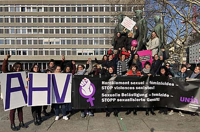 Des activistes d'Unia avec une banderole à l'occasion de la journée internationale des droits des femmes