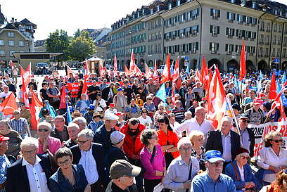 Des manifestant-e-s âgées célèbrent les 75 ans de l’AVS et militent pour l’initiative AVSx13 lors d’une action coorganisée par le syndicat Unia à Berne.